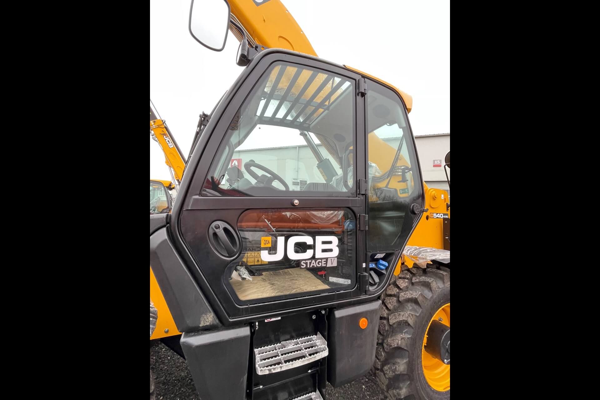 540-140 JCB de côté